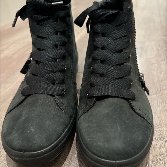 Ecco side zip and lace up front. Top inside is a furry texture. - Picture 2 of 8